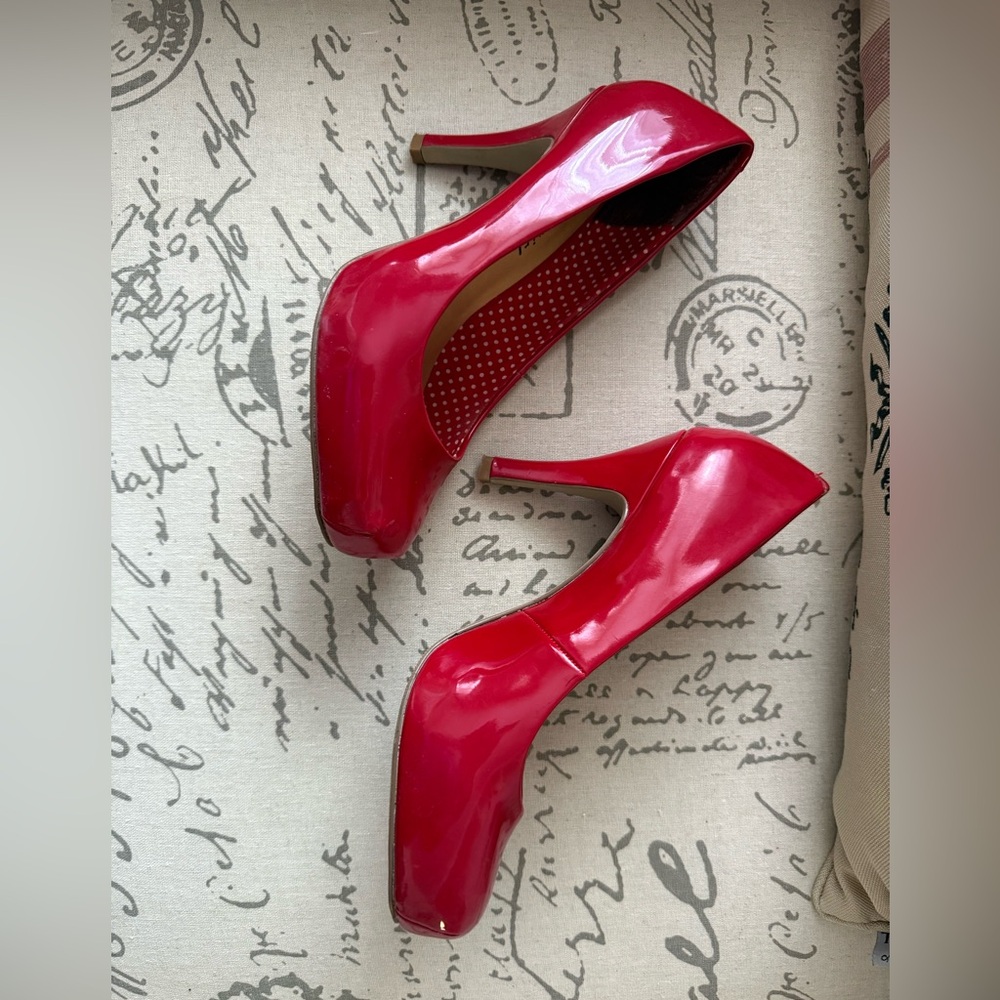 Madden Girl Glossy Red Heels, Size 6 - Picture 5 of 7